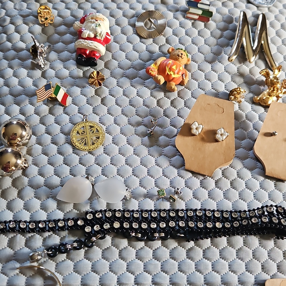 Bundle of 40 Jewlery Items. Pins Brooches Pendants Choker Earrings